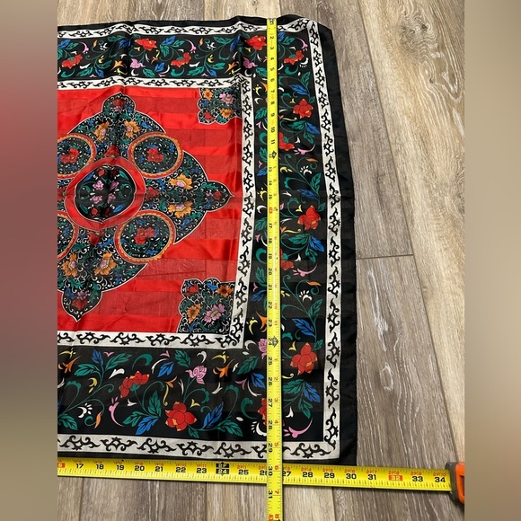 💝Berkshire beautiful Scarf ( 30X30 ) great condition. - Picture 5 of 8